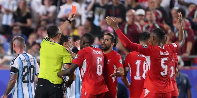 IFAB توضح أن قاعدة «الخطأ في الهوية» لا يمكن استخدامها للتمثيل: لم يكن يجب أن يتلقى بريل أمبولو البطاقة الصفراء الثانية
