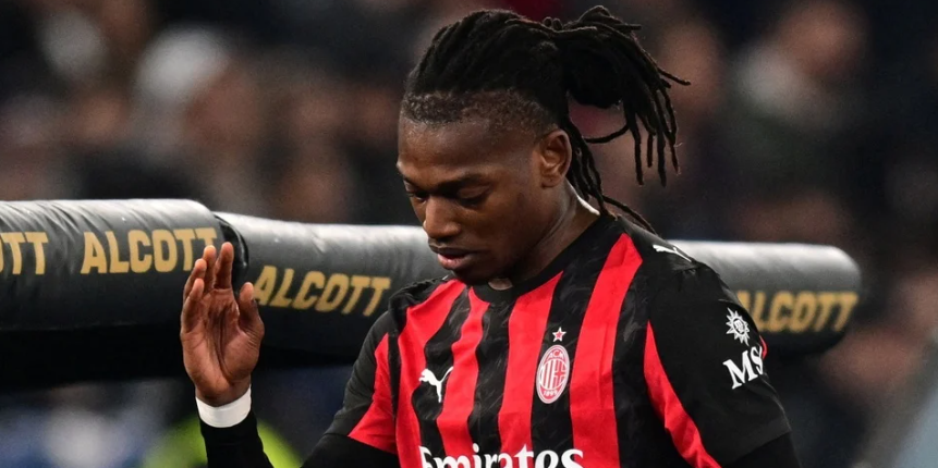 Rafael Leão Demands Explanation from Christian Pulisic in Dressing Room Over Failure to Pass