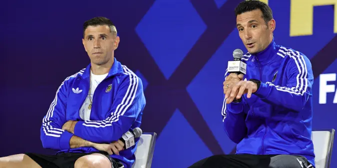 Jornalista argentino revela: três jogadores sofreram distensões musculares antes da final, Emiliano Martínez discordou das táticas de Scaloni