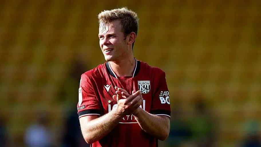 Primeiro caso histórico no futebol inglês: jogador do West Brom recebe suspensão de dois jogos por golo com mão